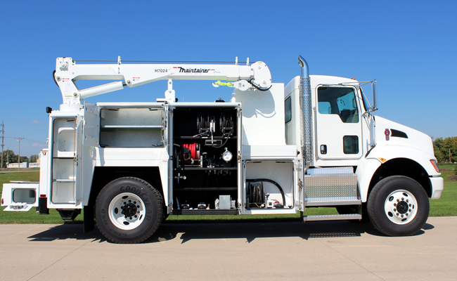 FF265_2-Ton_Combination_Lube_Service_truck_equipped_with_H7024_crane_on_4x4_chassis.png